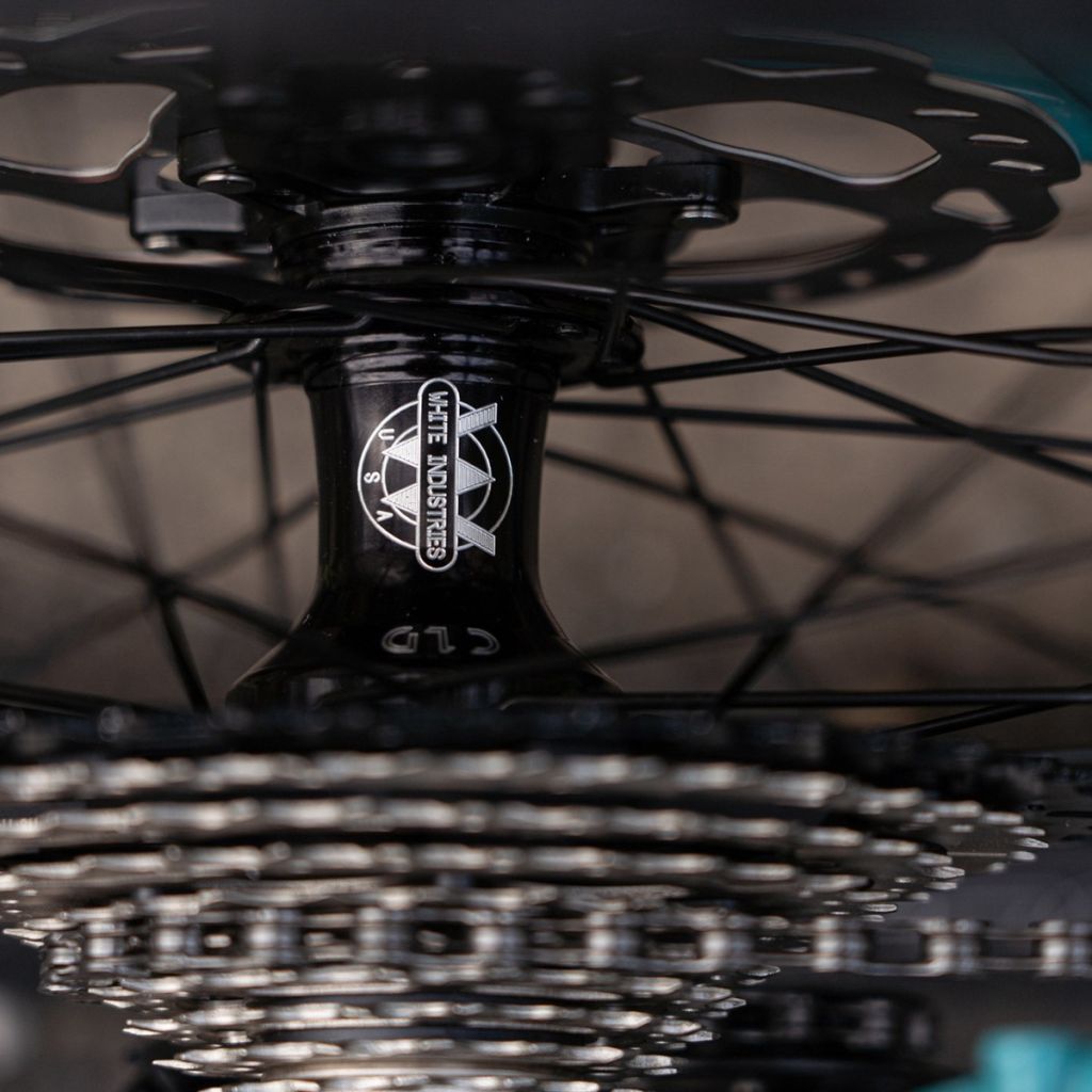 WHITE INDUSTRIES* CLD 12mm thru-axle disc hub rear (black