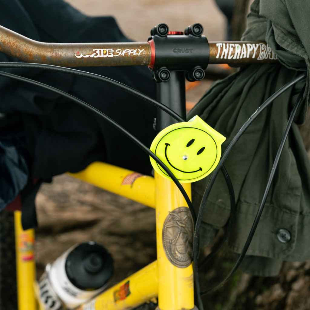 BLUE LUG* smile reflector clip - BLUE LUG GLOBAL ONLINE STORE