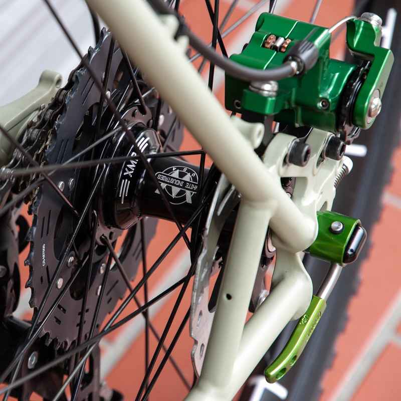 WHITE INDUSTRIES XMR スルーアクスルキット 12mm WHITE INDUSTRIES* XMR 12mm thru-axle disc hub rear (silver) - BLUE