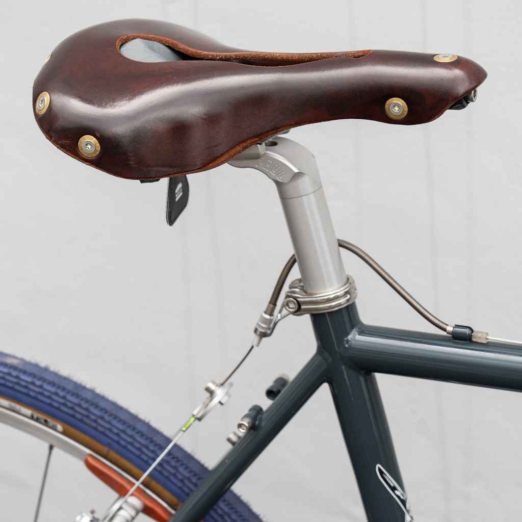 BERTHOUD* aravis open leather saddle (brown) - BLUE LUG GLOBAL