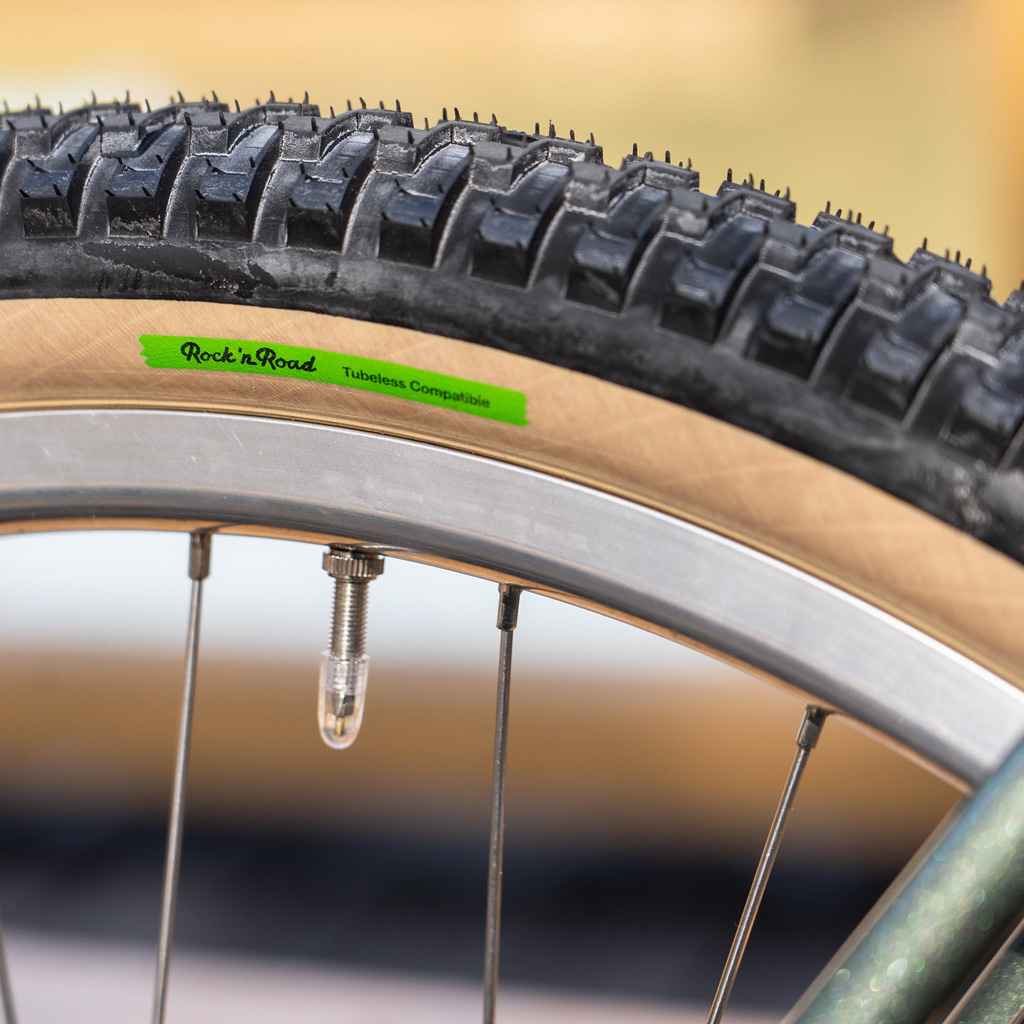 BRUCE GORDON* rock n' road 650×48b tire (black/skin) - BLUE LUG