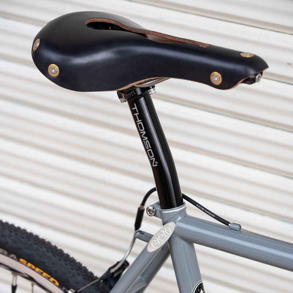 BERTHOUD* aravis open leather saddle (black) - BLUE LUG GLOBAL