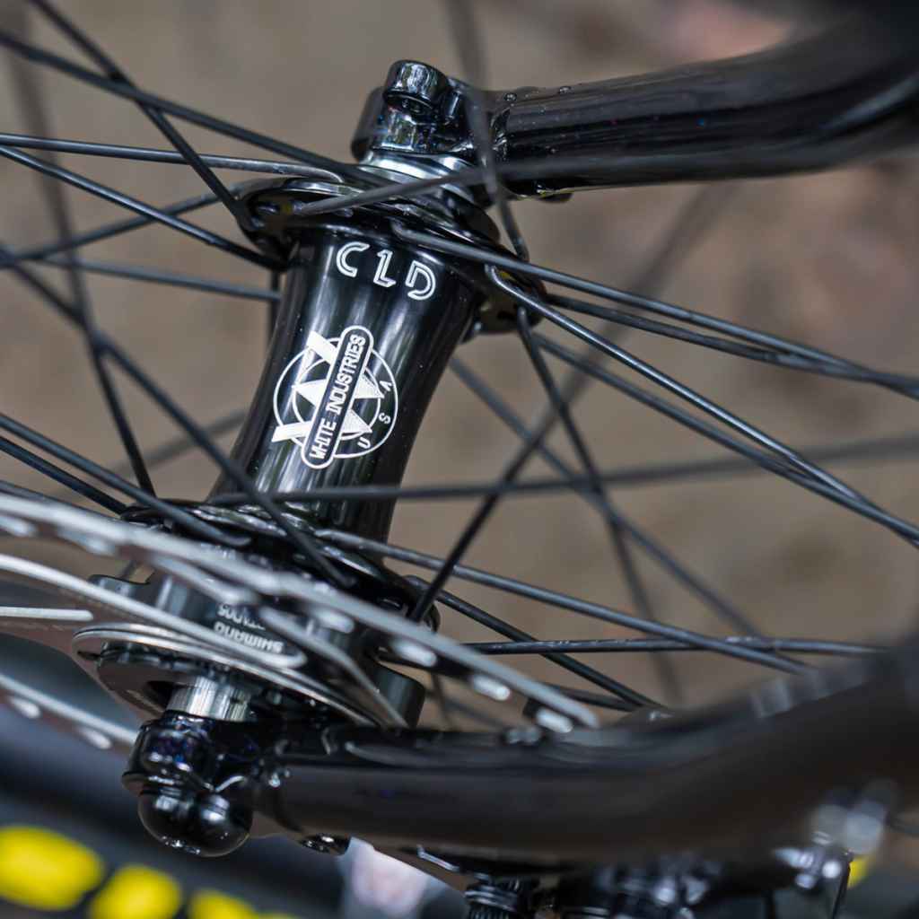 WHITE INDUSTRIES* CLD 15mm thru-axle disc hub front (black) - BLUE