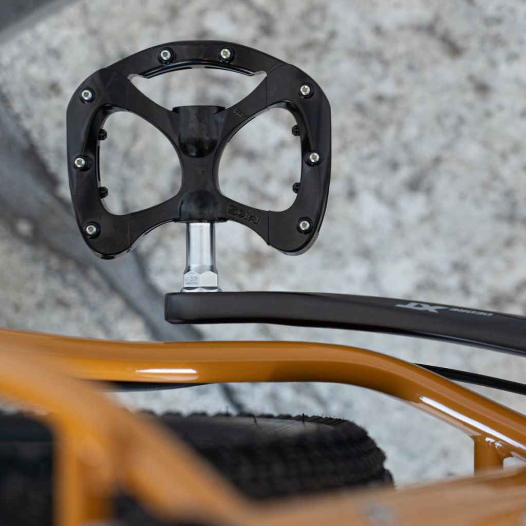 MKS Pretzel フラットペダル ブルーラグスペシャル MKS* pretzel pedal BL special (silver body/black cage