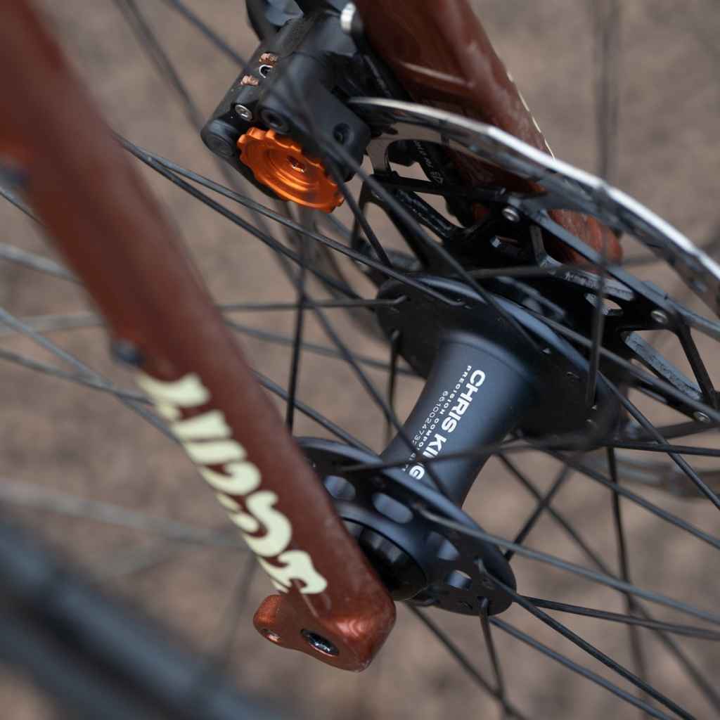 CHRIS KING* R45 disc road hub front (two tone black punch/center
