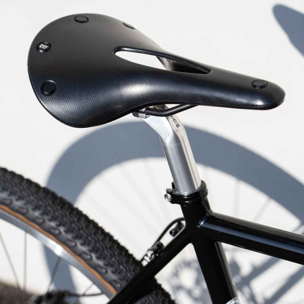 パーツ BROOKS cambium C17 carved black C17 Carved, gravel saddle with hole - Brooks England