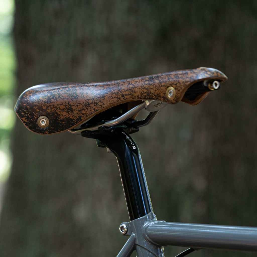 BERTHOUD* soulor leather saddle (cork) - BLUE LUG GLOBAL ONLINE STORE