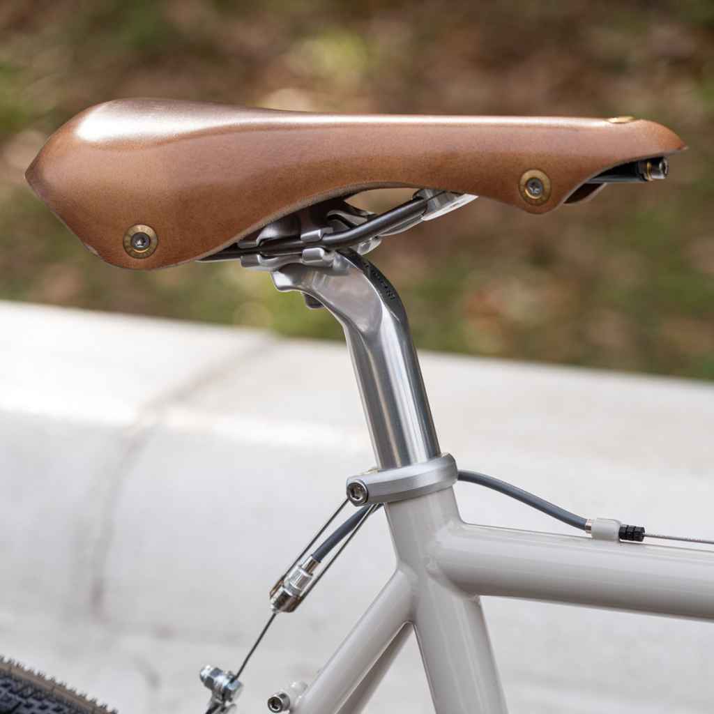 BERTHOUD galibier ジルベルソー　チタンレール BERTHOUD* galibier leather saddle (natural) - BLUE LUG GLOBAL