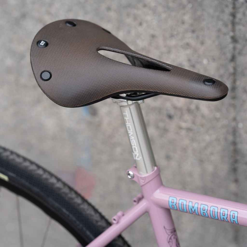 BROOKS* c17 carved (brown) - BLUE LUG GLOBAL ONLINE STORE