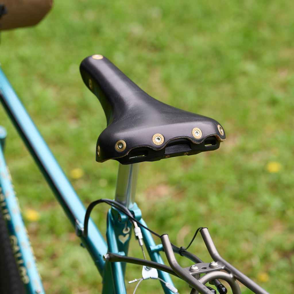 BERTHOUD* aravis leather saddle (black) - BLUE LUG GLOBAL ONLINE STORE