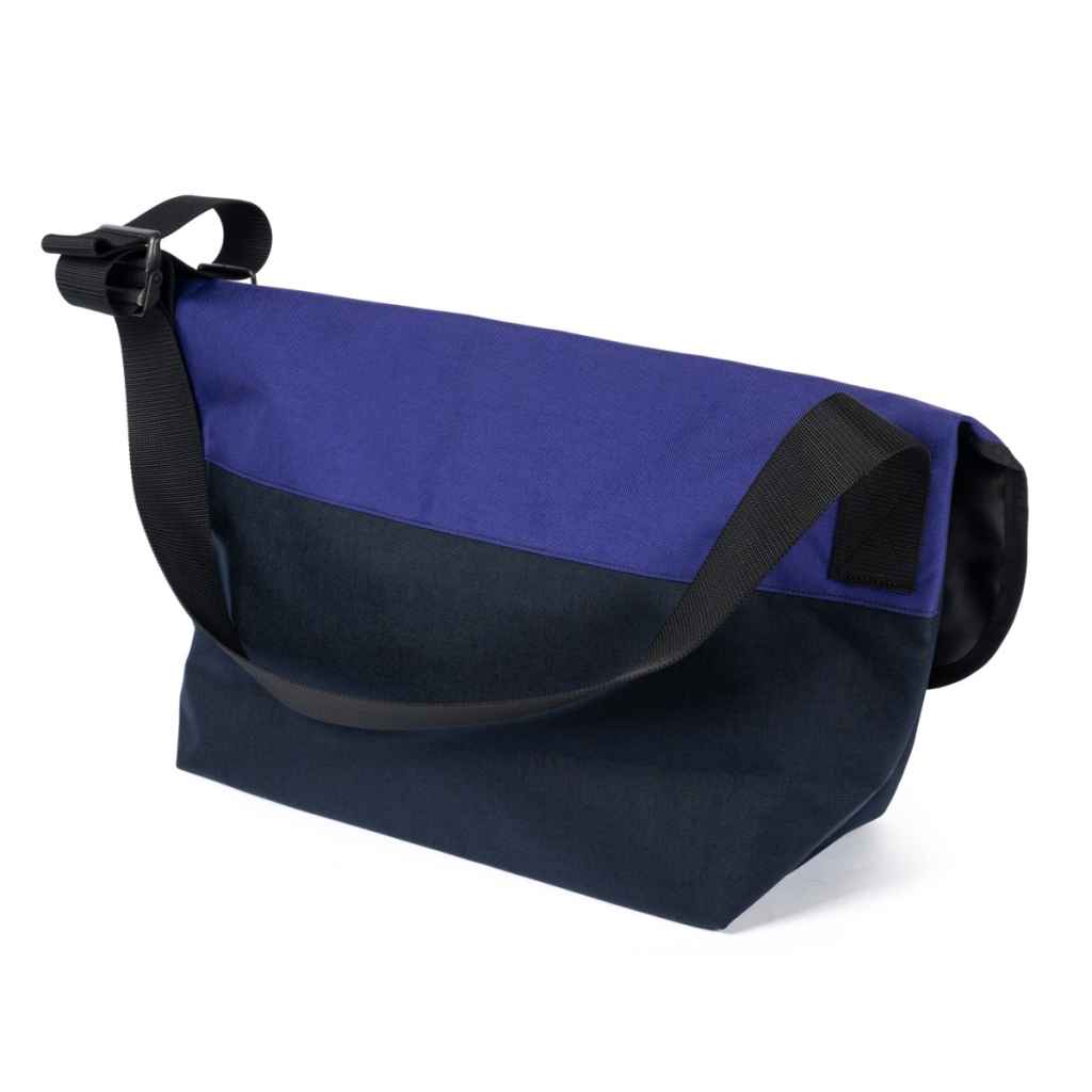バッグ BLUELUG the messenger bag navy BLUE LUG* the messenger bag (black/reflector) - BLUE LUG