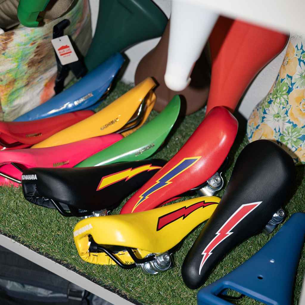 KUWAHARA* lightning saddle (black/yellow/red) - BLUE LUG