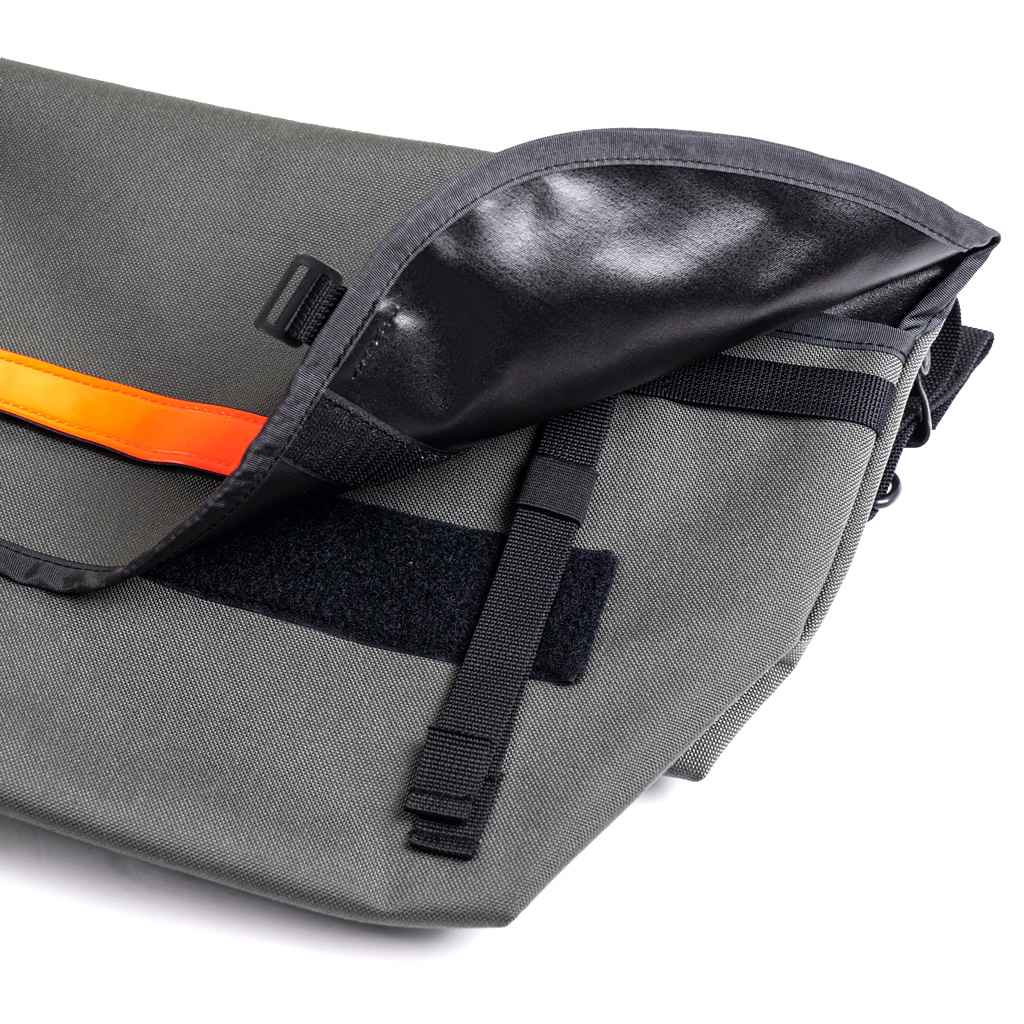 バッグ *BLUE LUG* the messenger bag (gray) BLUE LUG* the messenger bag half (gray/reflector) - BLUE LUG