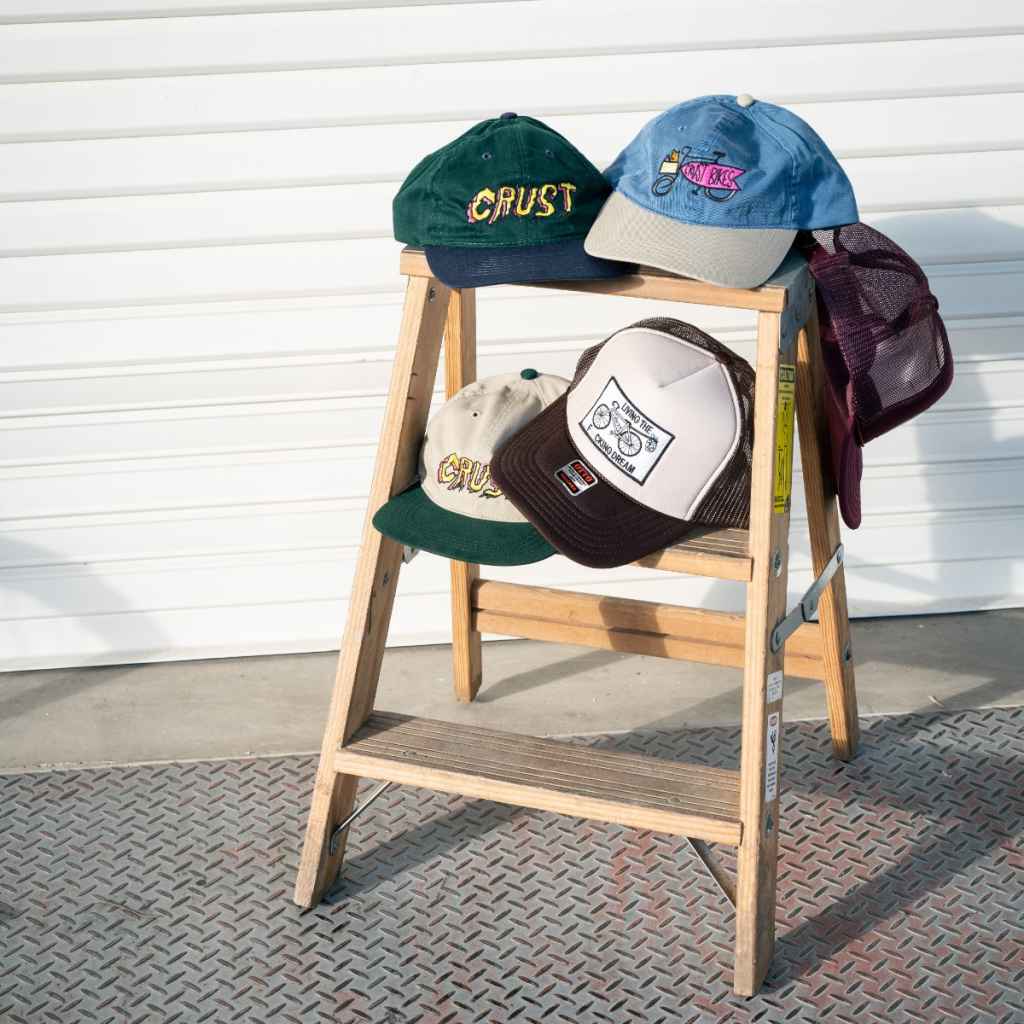 CRUST BIKES* surfercargo embroidered hat (light beige/navy) - BLUE