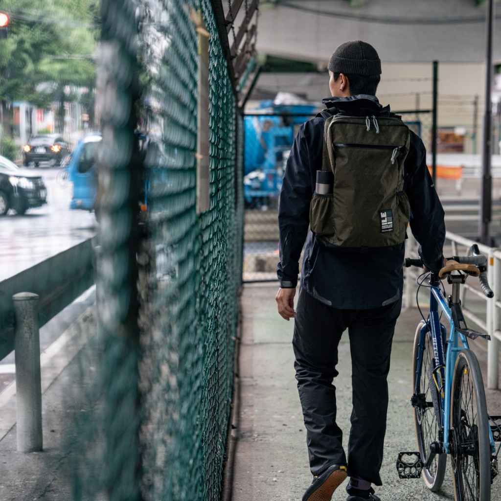 六*四様 ILE radius (x-pac/black) Radius XL 40L Panel Load Water Resistant Backpack with
